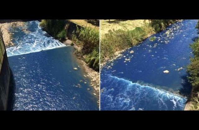 el río Medellín adquirió una extraña coloración azul