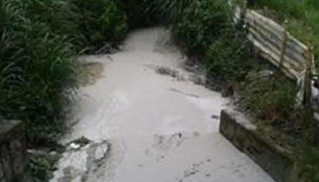 Descarga de color blanco sobre el río