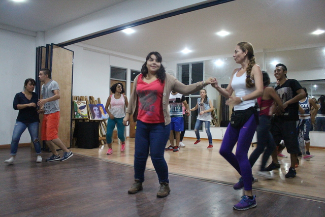 Baile folclórico de los estudiantes