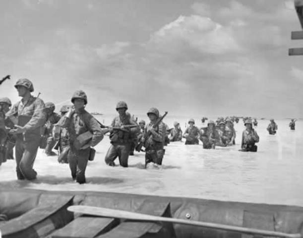 Marines land in Tarawa