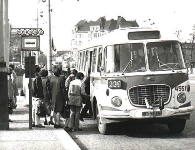 En Berlín se establece el primer servicio regular de autobuses con motor de gasolina