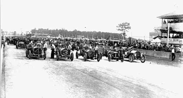 En el circuito de Indianápolis se celebra la primera prueba de las 500 millas.