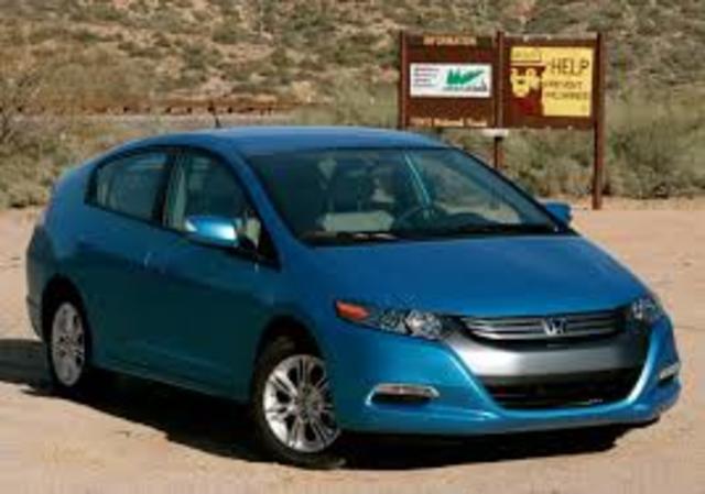 HONDA empieza el siglo XXI vendiendo el INSIGHT, un híbrido gasolina-electricidad en los Estados Unidos.