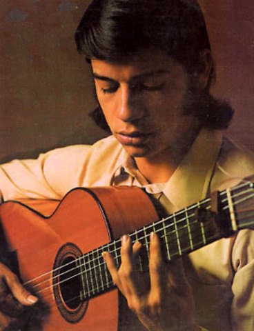 Comenzó sus estudios de guitarra