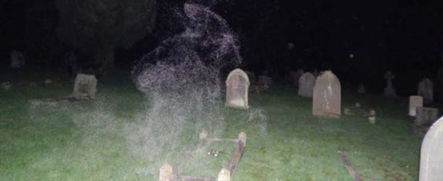 Fotógrafo escéptico capta el Ángel de la Muerte en un cementerio de Inglaterra