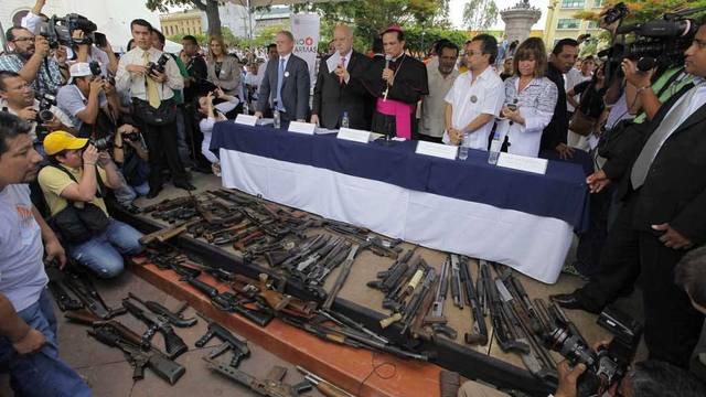 Entregan armas como señal de no agresión