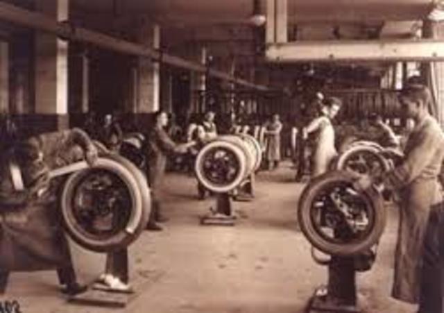 Surgen las primeras fabricas en francia y estados unidos con Ford y