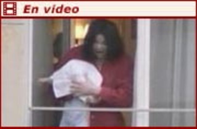 Jackson dice que cometió un 'terrible error' al asomar a su bebé por el balcón