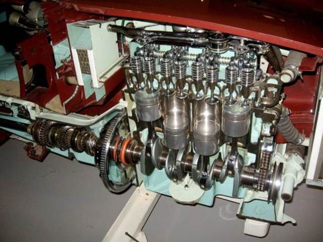 El primer cuatro cilindros en línea