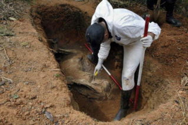 Exhumación de los padres de Gabriel
