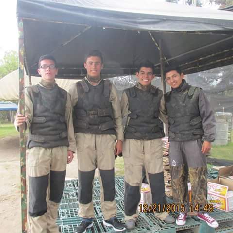 en paintball con mis parceros