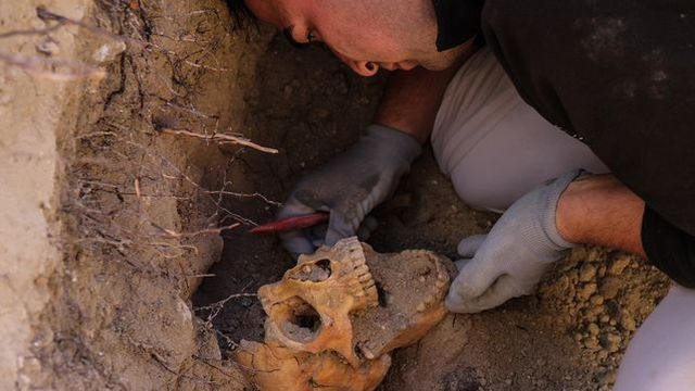 Exhumación del cadáver del padre de Gabriel Daumart