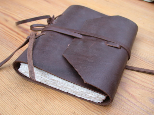 Cofre, diario y cheques.