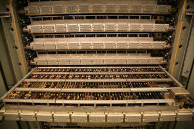 tarjetas perforadas sobre contactos eléctricos