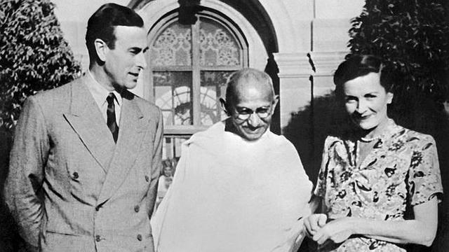 PARLAMENTO INGLÉS ADOPTA LA LEY DE INDEPENDENCIA DE LA INDIA, CON ESTA LEY SE DA VÍA LIBRE A LA ENTREGA DE PODERES DEL IMPERIO A LA INDIA.