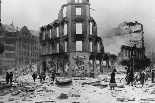 Heavy German bombing of London; British bomb Hamburg.