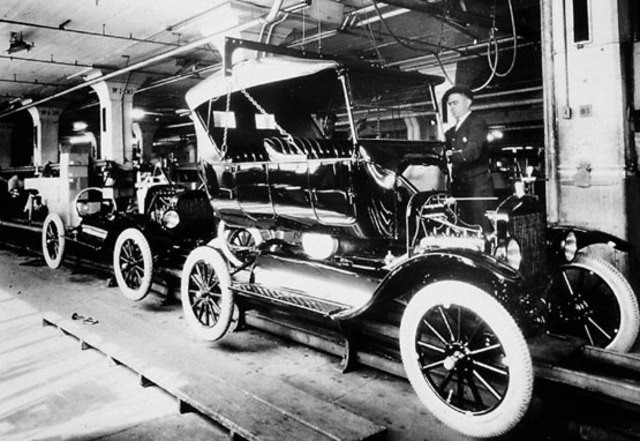 Automovil Accionado Por Ruedas De Fricción