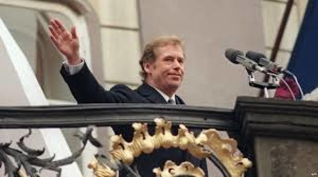 Vaclav Havel elected president of Czechoslovakia