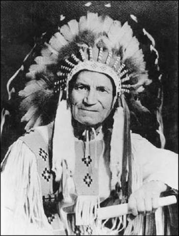 James Gladstone devient sénateur.