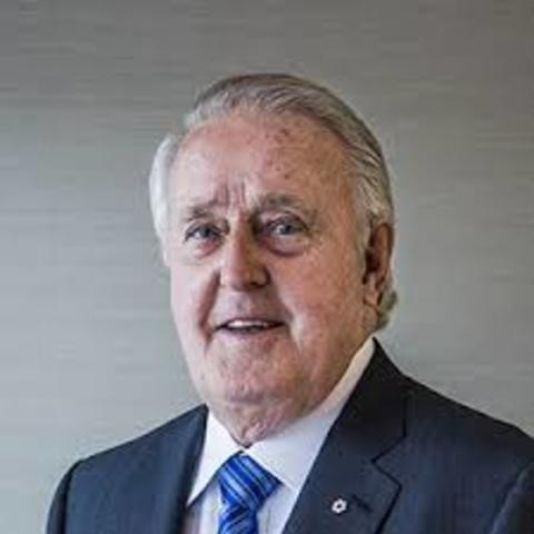 Le premier ministre Brian Mulroney fait une commision royale