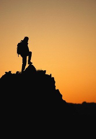 El caballero alcanza la cima de la montaña