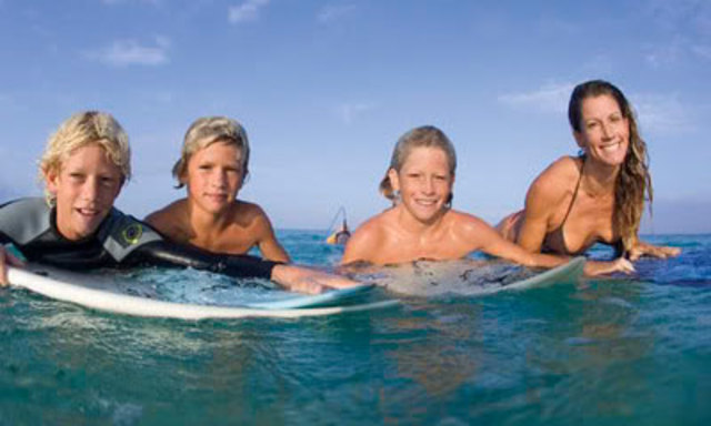 Начал учиться серфингу