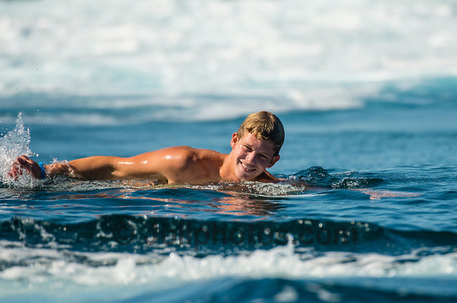 Становится профессиональным серфером