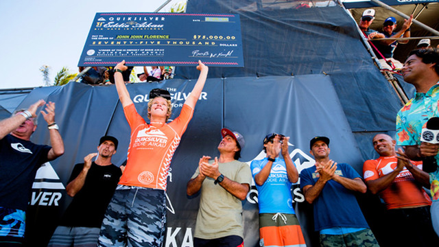 Выигрывает чемпионат в память Эдди Айкау