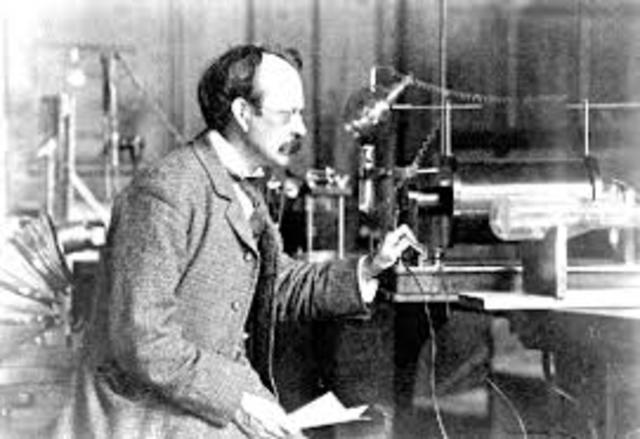 Se descubre la existencia del Electrón