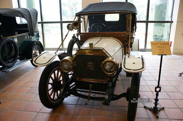 Coche con motor de combustión interna