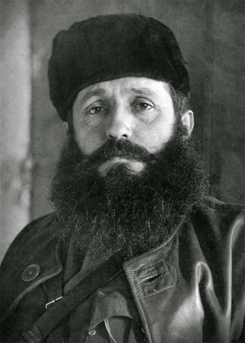 Ο Θανάσης Κλάρας (Άρης Βελουχιώτης) ηγείται της πρώτης ομάδας ανταρτών του ΕΛΑΣ σε Φθιώτιδα και Ευρυτανία.