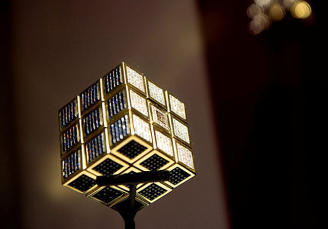 cubo de rubik dorado