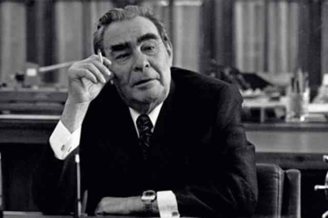 Leonidas Brezhnev sustituye a Jruschev