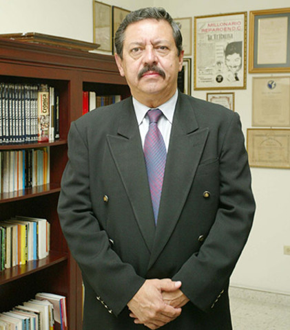 Adán Elvir Flores