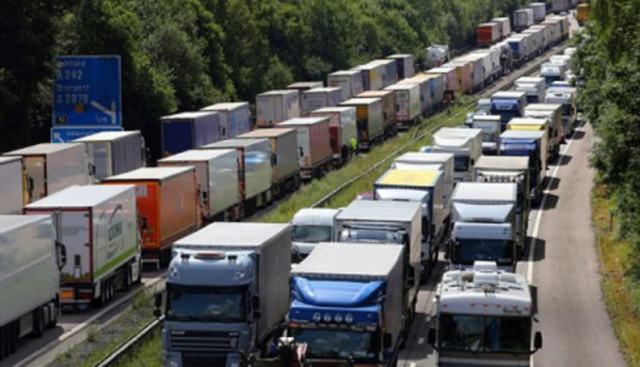 Un convoy de camiones sin conductor