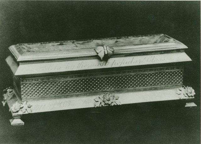They brought in the coffin of "Great aunt Birte". (Fiction)