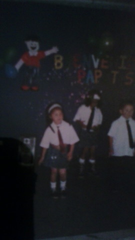 ESTABA EN GRADO 1° HACIENDO UNOS BAILES