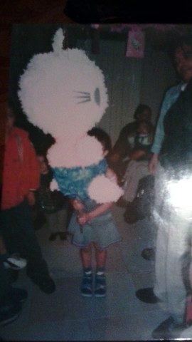 ESTO FUE EN MI QUINTO CUMPLEAÑOS , IBA A ROMPER MI PIÑATA