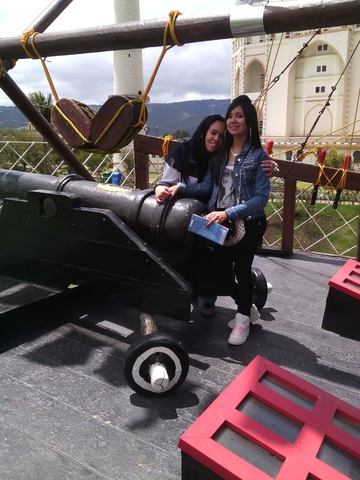 AQUI ESTOY CON MI TIA EN EL PARQUE JAIME DUQUE