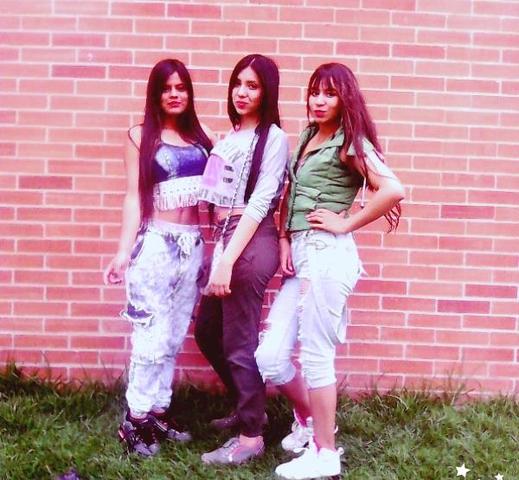 ELLAS SON UNAS AMIGAS MUY ESPECIALES