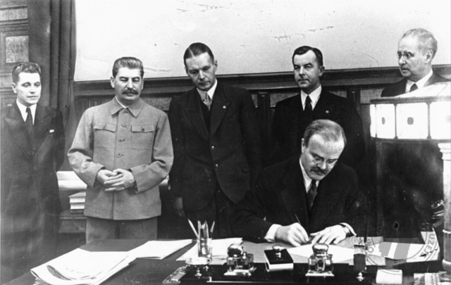 Britain signs a pact with Poland