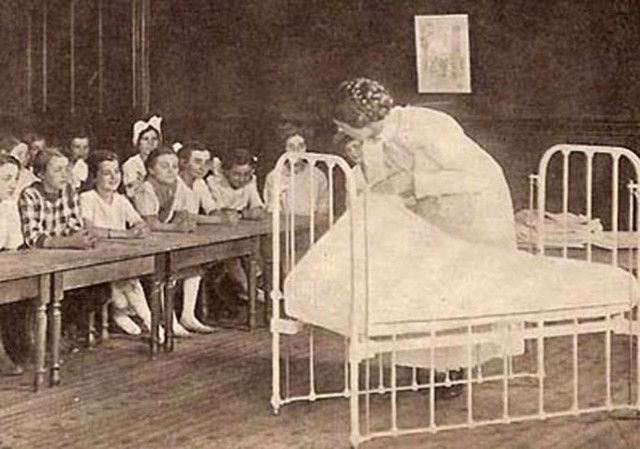 First public school nurse hired, Lina Rogers Struthers in New York City