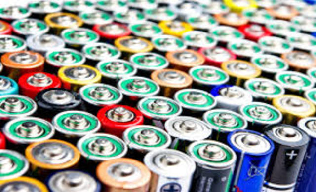 Las pilas o baterías Año 1800. Debemos dar gracias a la rana por las baterías. En 1780, el físico italiano Luigi Galvani descubrió que la pierna muerta de una rana se contraía al ser tocada con dos piezas de metal.