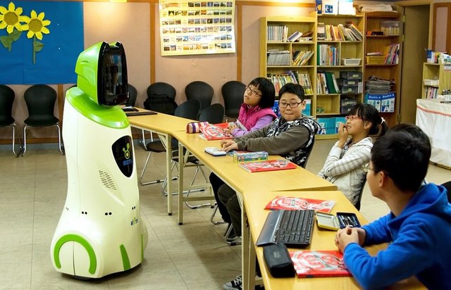 ROBOTS QUE ENSEÑAN UNOS A OTRO