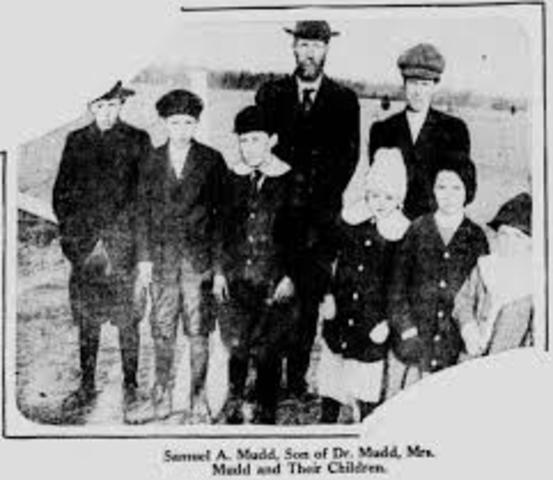 Soldiers Question the Mudds