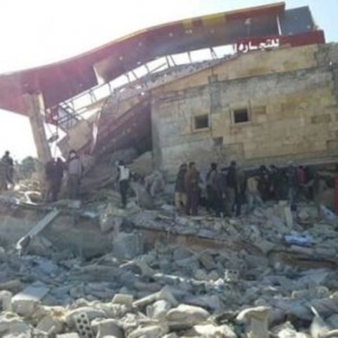 Siria, bombe su ospedali e scuole. Onu: 50 morti. Turchia: colpa dei russi. Damasco: jet americani. Usa: è stato Assad