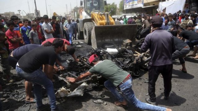 Attentati a Baghdad, autobomba nel mercato degli sciiti: almeno 64 morti