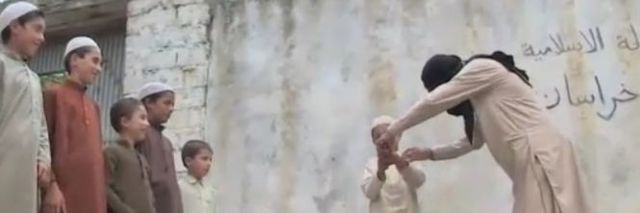 Afghanistan, bimbi a scuola di terrorismo con l'Isis