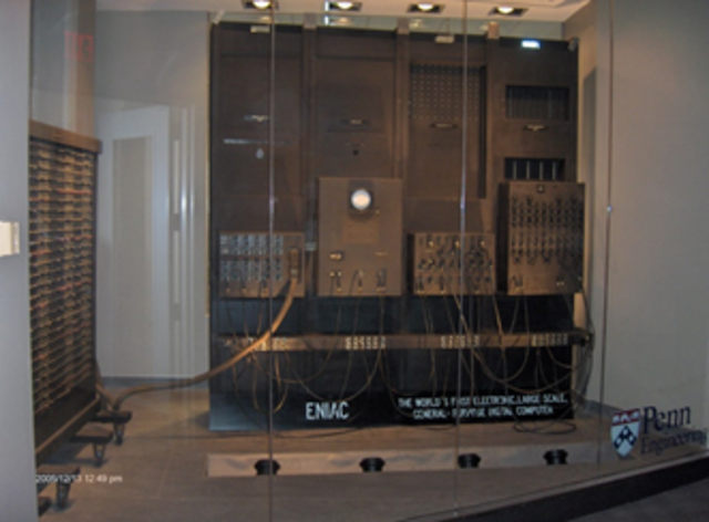 PRIMER COMPUTADOR COMPLETAMENTE ELECTRÓNICO