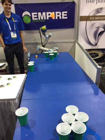 Un brazo robótico jugó pong de cerveza.